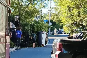 En Catamarca, automovilista perdi� el control por esquivar un bache y volc�