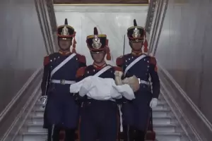 Granaderos, villancicos y simbolismo religioso: el emotivo saludo navide�o de Casa Rosada