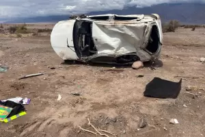 Catamarca: un hombre despist� en la ruta, volc� el auto y result� herido