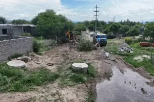 Aguas de Catamarca atribuye anegamientos a conexiones irregulares en la red cloacal