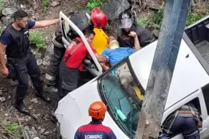 Impactante: una camioneta desbarranc� en la Cuesta del Portezuelo y se salvaron