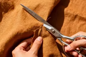 El truco casero para afilar la tijera en pocos minutos usando sal fina