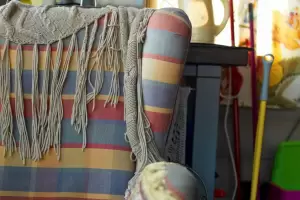 C�mo eliminar el olor a viejo del sill�n con un efectivo truco casero