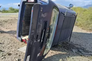 Violento vuelco en Catamarca: perdi� el control de la camioneta y termin� en la banquina