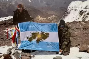 Veteranos argentinos y brit�nicos de Malvinas escalan el Aconcagua en una hist�rica gesta por la paz