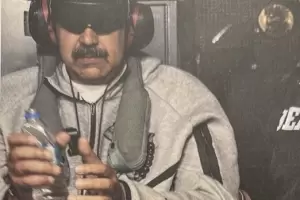 La imagen de la derrota: Trump revela la foto de Nicol�s Maduro esposado y bajo custodia a bordo de un buque de guerra