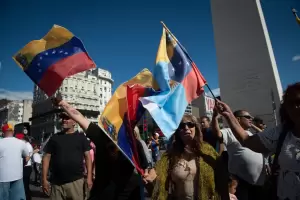 Miles de venezolanos festejaron en el Obelisco la ca�da de Maduro