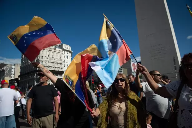 Miles de venezolanos festejaron en el Obelisco la ca�da de Maduro
