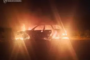 Catamarca: las llamas consumieron un auto sobre la Ruta 33