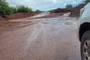 Crecidas de r�os obligan a cortar rutas clave en Tinogasta y Fiambal�