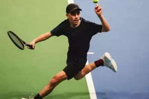 El joven prodigio del tenis de madre argentina que es viral por jugar sin rev�s