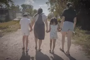 En 2021, un matrimonio se hizo cargo de cinco hermanos abandonados y ahora piden poder adoptarlos