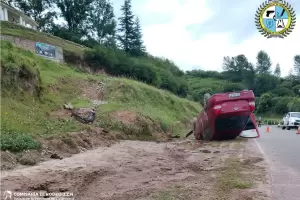 Choque y vuelco en la Ruta 4: un automovilista result� herido