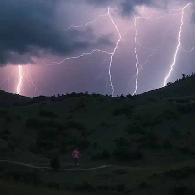 Alerta por tormentas fuertes y ocasional ca�da de granizo en el interior provincial