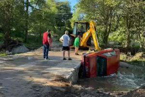 Un conductor se durmi� al volante y cay� desde el puente en El Rodeo