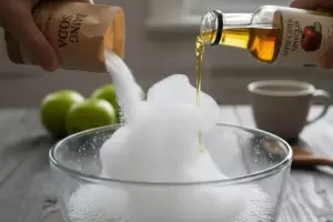 Mezclar bicarbonato con vinagre de manzana: por qu� lo recomiendan y para qu� sirve