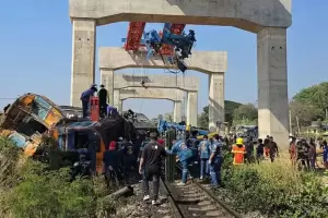 Tailandia: una gr�a cay� sobre un tren de pasajeros y dej� al menos 30 muertos