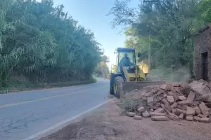 Se derrumb� una vivienda en La Puntilla: trabajan en el despeje de la Ruta 60