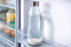 Meter arroz en las botellas que se usan en casa para el agua: para qu� sirve y por qu� lo recomiendan
