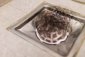 C�mo quitar los pelos que tapan el resumidero del ba�o: trucos simples y efectivos