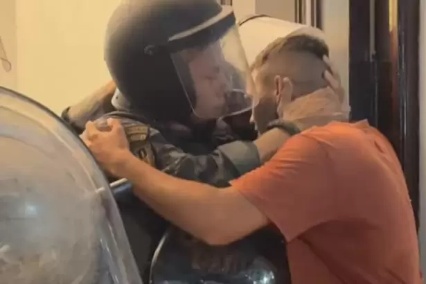 Es viral: denunci� que su hija de 3 a�os fue abusada y un polic�a lo contuvo en medio de la protesta