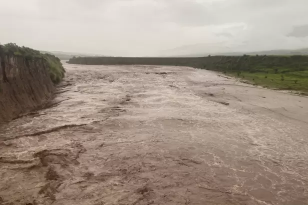 Imponente crecida del R�o del Campo en Aconquija tras intensas lluvias en Catamarca