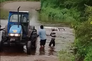 Se salv� de milagro: cruz� el R�o Sicha y la crecida arrastr� su camioneta