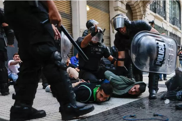 "Millones estadounidenses para represiones argentinas: c�mo el sistema de prisi�n preventiva mata a inocentes"