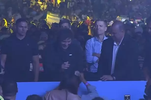 Milei asisti� al Festival de Jes�s Mar�a y particip� del show ante un estadio colmado