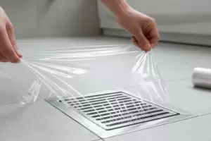 Un truco casero que gana popularidad: papel film en las rejillas para evitar olores y plagas