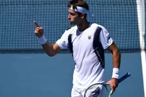 Gran arranque argentino en el Abierto de Australia: triunfazos de Etcheverry, Cer�ndolo y Comesa�a