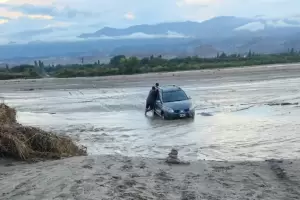 Rescatan un veh�culo en el r�o Santa Mar�a: los ocupantes insultaron a los bomberos