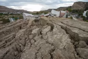 M�s de 90 familias evacuadas por el desplazamiento del cerro Hermitte en Comodoro Rivadavia