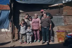 M�s de 300 mil familias viven sobre pisos de tierra en la Argentina