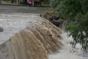 Creci� el r�o El Tala y hay al menos veinte personas varadas en el camping municipal