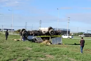 Catamarca: volc� un cami�n cargado con limones en la rotonda del Bicentenario