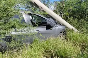 Choc� contra un poste del tendido el�ctrico y dej� sin luz a barrios del sur capitalino