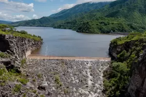 El dique Las Pirquitas alcanz� su nivel m�ximo y comenz� a verter agua