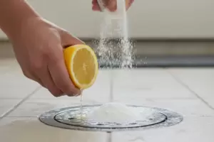 Tirar jugo de lim�n y bicarbonato en las rejillas del ba�o: para qu� sirve y cada cu�nto hacerlo