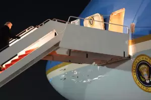 El avi�n presidencial que llevaba a Trump a Davos tuvo que regresar: �qu� pas�?