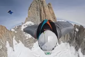 Pol�mica y haza�a in�dita: tres escaladores rusos saltaron en paraca�das desde el cerro Fitz Roy