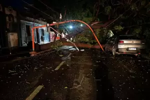 Caos y anegamientos en Mendoza: el impacto de una feroz tormenta el�ctrica con granizo y r�fagas