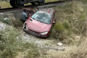 Tren arroll� a un auto frente a Aquasol: un herido grave y dos lesionados