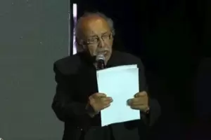 Pol�mica de Cosqu�n: la dura referencia de un poeta a Milei que gener� aplausos