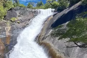 Tragedia en Bariloche: muri� una mujer tras deslizarse de una cascada