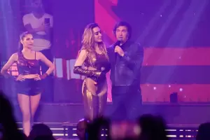 Milei se subi� al escenario en Mar del Plata y cant� "Rock del gato" en el show de F�tima Florez