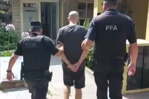 Detuvieron a un hombre por golpear la camioneta en la que se trasladaba Javier Milei en Mar del Plata