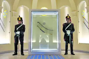 Con pol�mica, el Gobierno traslada el sable corvo de San Mart�n al Regimiento de Granaderos