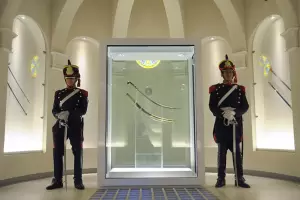 Milei encabeza la hist�rica restituci�n de la reliquia sanmartiniana a los Granaderos