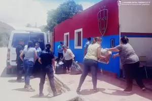 Solidaridad desde Catamarca: polic�as de Pom�n llevaron donaciones a Villa Maz�n